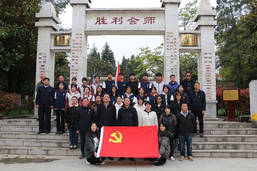 曲靖财经学校举行“清明祭英烈”活动